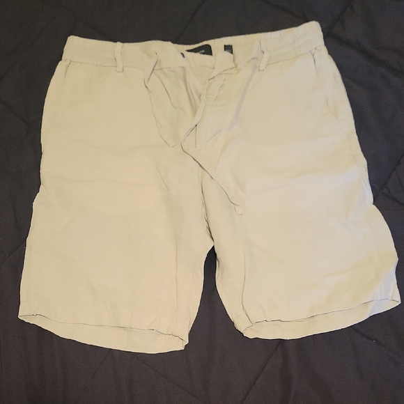 Vince Men's Cream Flat Front Shorts